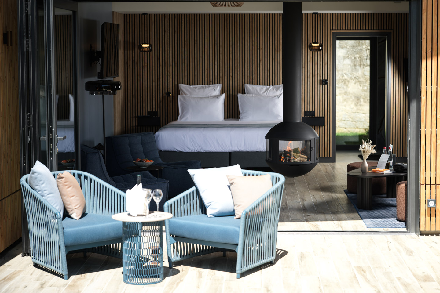 Une chambre du Verbois avec cheminée suspendue