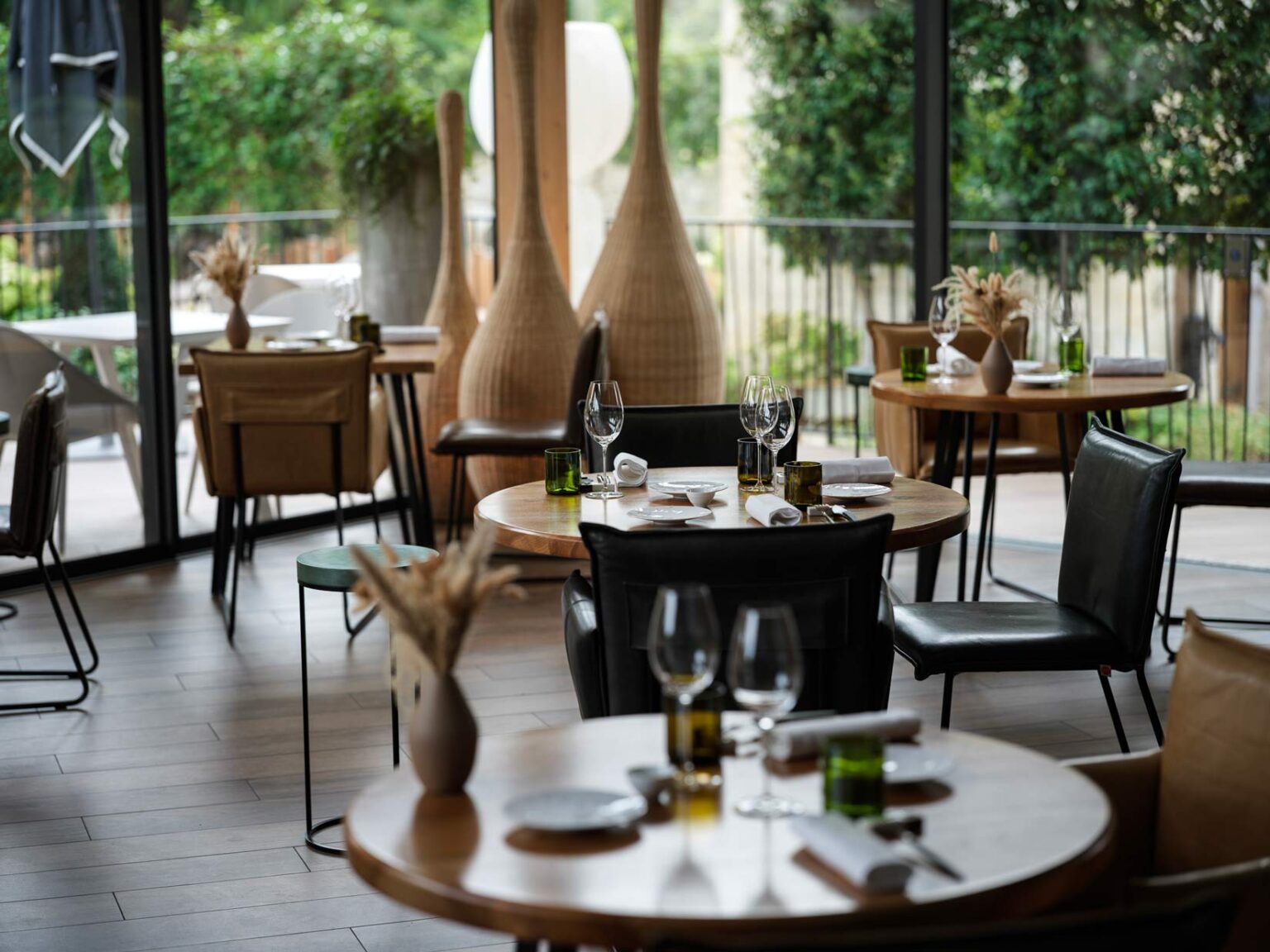 Tables dressées sous la verrière du restaurant